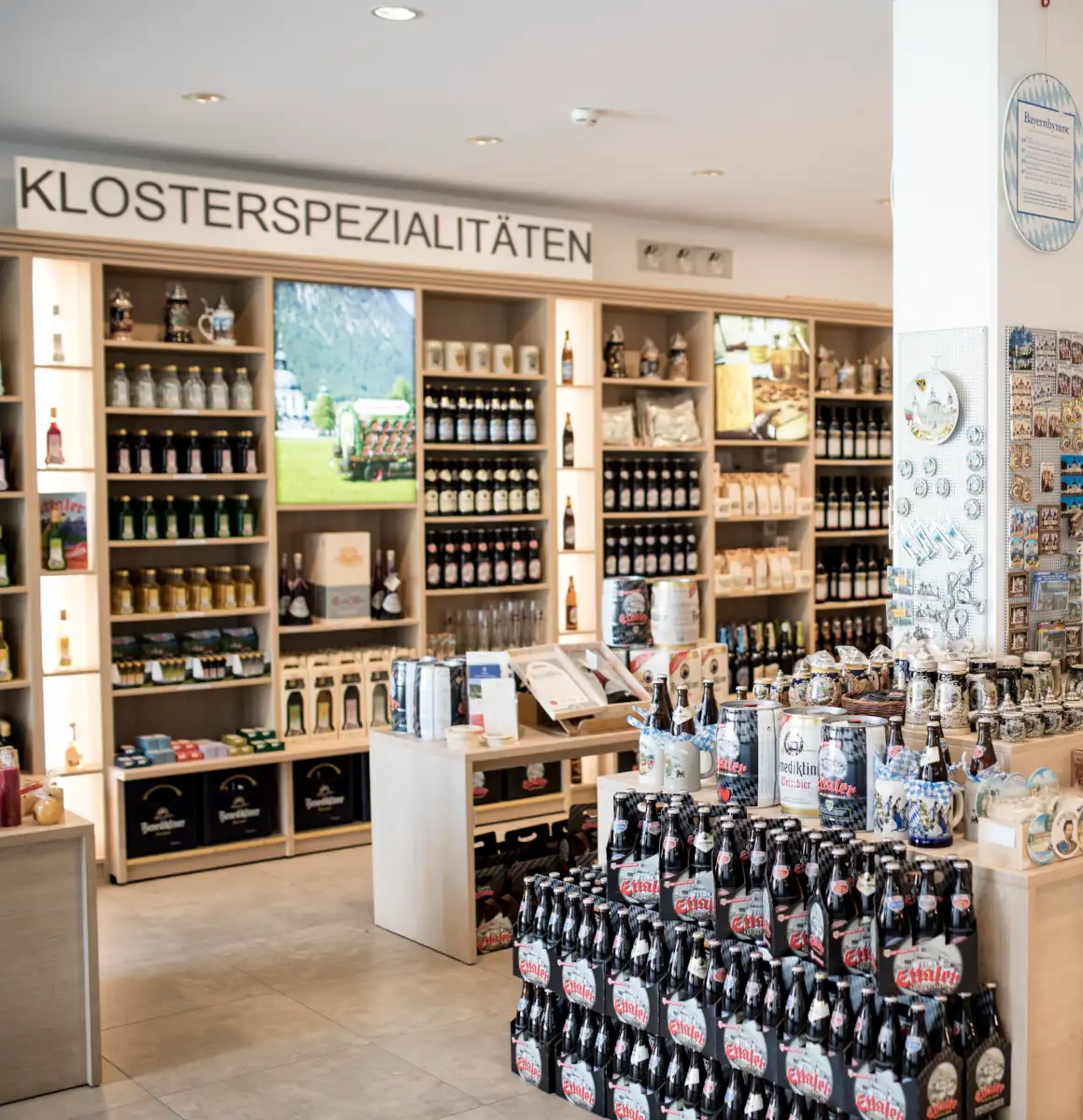 klosterladen-ettal Klosterladen von innen mit Klosterspezialitäten und Klosterbieren als Symbolbild für den Verkauf der Klosterprodukte